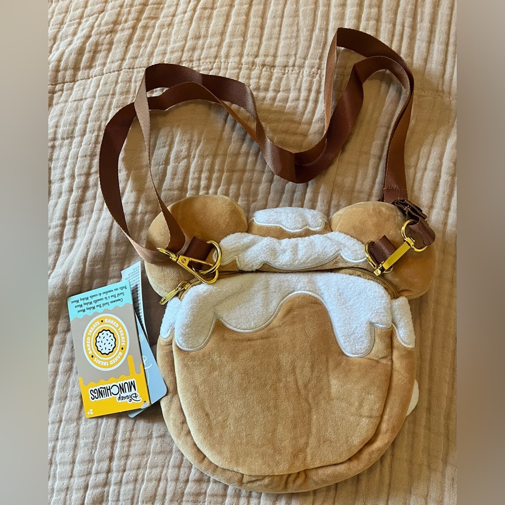 Disney Parks Munchlings Cinnamon Swirl Bun Mickey Mouse Crossbody NWT - Picture 3 of 4